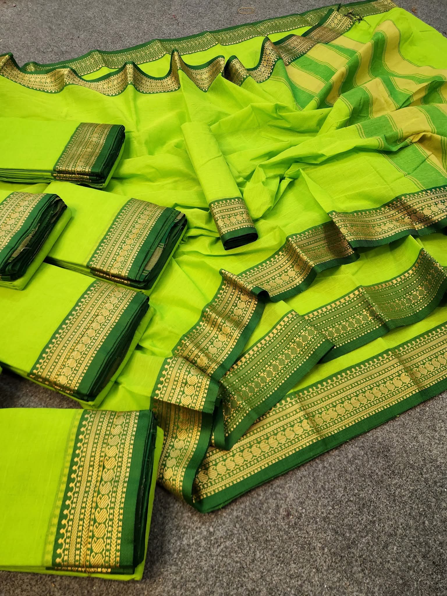 হাফ সিল্ক শাড়ি